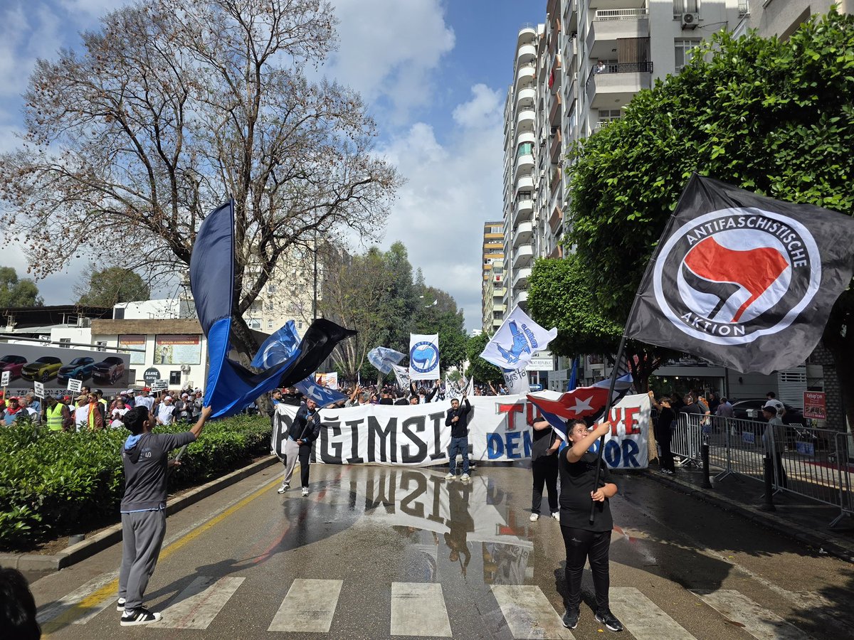 kuzeykalealt's tweet photo. Biz halkın takımıyız!

Her 1 Mayıs’ta olduğu gibi bu 1 Mayıs’ta da halkımızla birlikte Emek ve Dayanışma Bayramı’nı kutlayacağız.

Tüm renktaşlarımızı Adana Demirspor kortejine bekliyoruz.

📍 Toplanma: 13.00 Gazipaşa Parkı 
🚶‍♂️ Yürüyüş: 14.00 Cevat Yurdakul Caddesi (Shell Petrol önü - Petrol Ofisi İlkokulu yanı) 
📣 Miting: 15.00 Uğur Mumcu Meydanı 

Hep birlikte omuz omuza!

#1Mayıs #ŞimşeklerGrubu #YaşasınDemirspor
