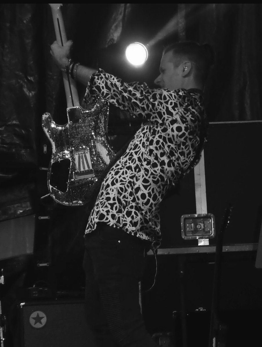 martindkennedy's tweet image. Definitely think I could develop a ‘guitaerobics’ class - who’s in? 🤘🏻🎸

#guitaerobics #back #bend #guitarist