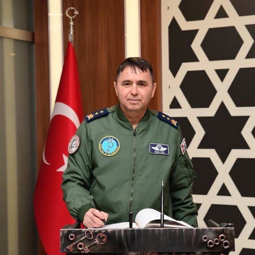 ‼️ Lütfen Okuyunuz

Fatih Altaylı Tümgeneral Mete Kuş olayını yazdı: 

Konyaspor ile Fenerbahçe arasında oynanan kupa maçına, maç sırasında stadyumun üzerinde alçak uçuş yapan süpersonik jetlerin gürültüsü ve stadın üzerinde tur atan helikopterlerin sesi damga vurmuştu.

… Şimdi