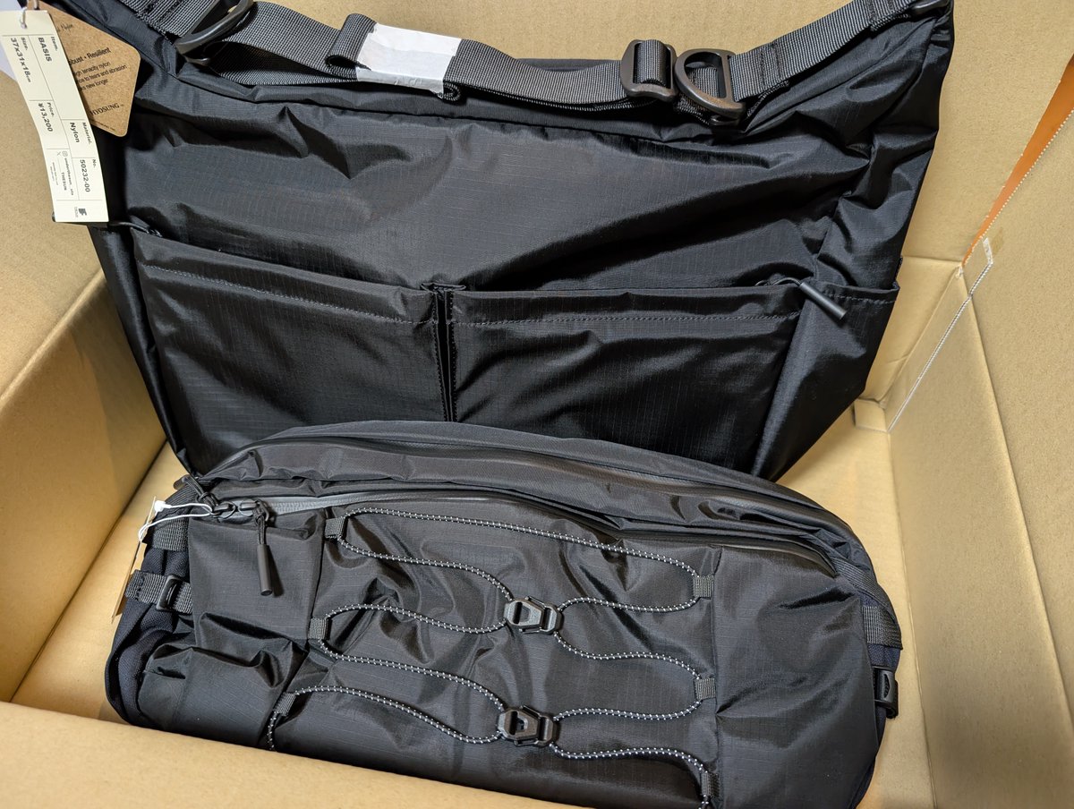 hiramatu's tweet image. 世の中の流れ的にボディバッグ( #EDDIE )推しのように見えるけどショルダーバッグ( #BASIS )の方が気になったので両方買った。#UNDERTHESUN