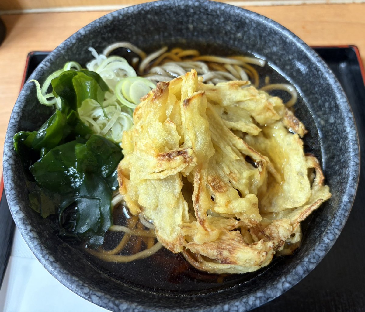 sobalog's tweet photo. 高幡そば 明大前店
ごぼうかき揚げそば 570円 https://t.co/z5Sd9YVyKV