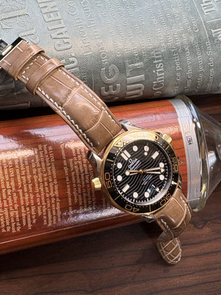 earnest_strap's tweet image. オメガシーマスターにオーダーストラップとしてチョイスいただいたのは程よい艶感が絶品のトープカラーのクロコ。ベゼルのゴールドとのマッチングが絶妙でそこはかとない一体感が漂います。極厚ウルトラソール仕立ての立体感も時計との馴染みがよく最高のコンビネーションです。#オメガ #omega