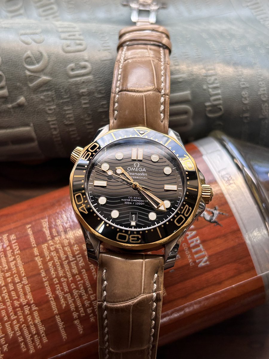 earnest_strap's tweet image. オメガシーマスターにオーダーストラップとしてチョイスいただいたのは程よい艶感が絶品のトープカラーのクロコ。ベゼルのゴールドとのマッチングが絶妙でそこはかとない一体感が漂います。極厚ウルトラソール仕立ての立体感も時計との馴染みがよく最高のコンビネーションです。#オメガ #omega