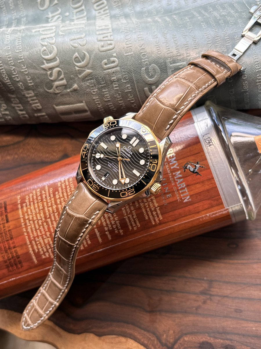 earnest_strap's tweet image. オメガシーマスターにオーダーストラップとしてチョイスいただいたのは程よい艶感が絶品のトープカラーのクロコ。ベゼルのゴールドとのマッチングが絶妙でそこはかとない一体感が漂います。極厚ウルトラソール仕立ての立体感も時計との馴染みがよく最高のコンビネーションです。#オメガ #omega