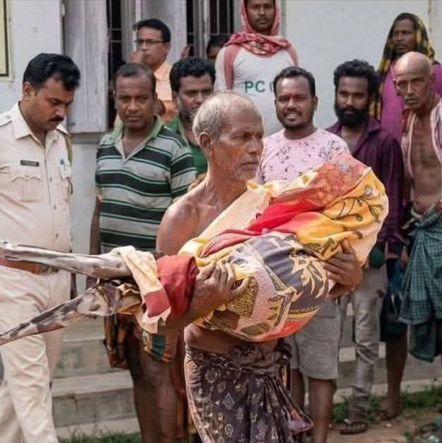 हक माँगा था मैंने, भीख नहीं।

पर जब दरवाज़े सब बंद मिले, तो मिट्टी से ही अपनी बहन को वापस ले आया।

जिस सिस्टम में इंसान की सुनवाई नहीं, वहाँ लाशों को भी चैन नहीं मिलता।
मुझे अपराधी कह लो, पर मेरी मजबूरी को झुठला नहीं सकते।
#ओडिशा #BankSystem  #bjpforbengal