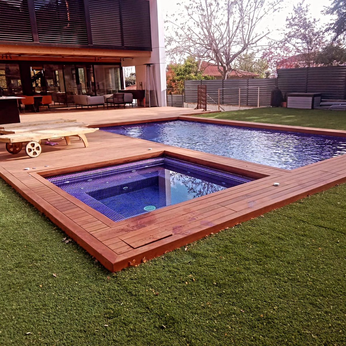 El contraste perfecto existe. ✨

En Piscinas Unic creemos que el diseño y el bienestar deben ir de la mano. Esta reciente obra es el mejor ejemplo: una piscina de líneas puras revestida en gresite azul oscuro, logrando una profundidad visual única que invita a la calma.