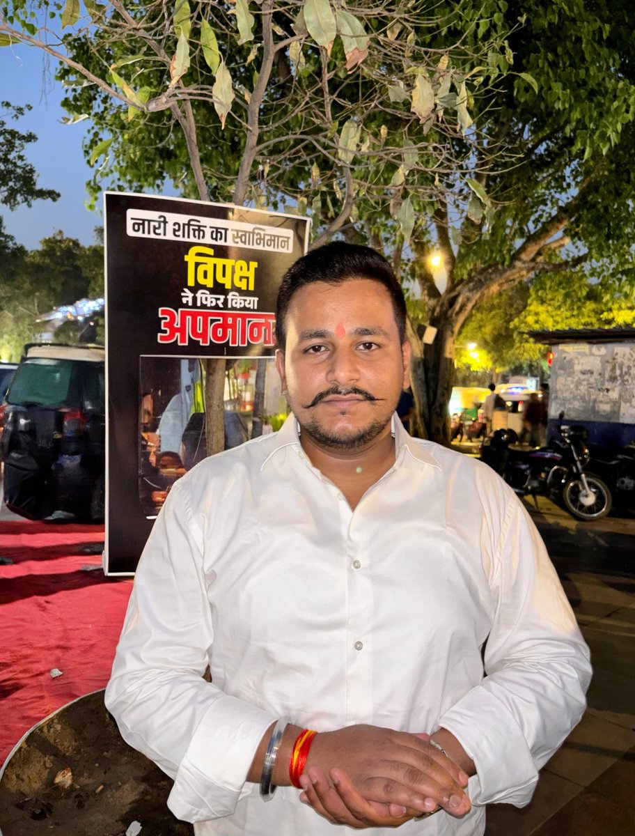SakshitMehrotra's tweet photo. नारी शक्ति बिल के समर्थन में आज प्रदेश अध्यक्ष विरेंद्र सचदेवा जी एवं माननीय दिल्ली की जुझारू मुख्यमंत्री रेखा गुप्ता जी के नेतृत्व में सभी महिला सांसदों एवं युवा मोर्चा के साथियों के साथ आक्रोश प्रदर्शन एवं मशाल यात्रा में रहना हुआ। https://t.co/vDBlyEy05N