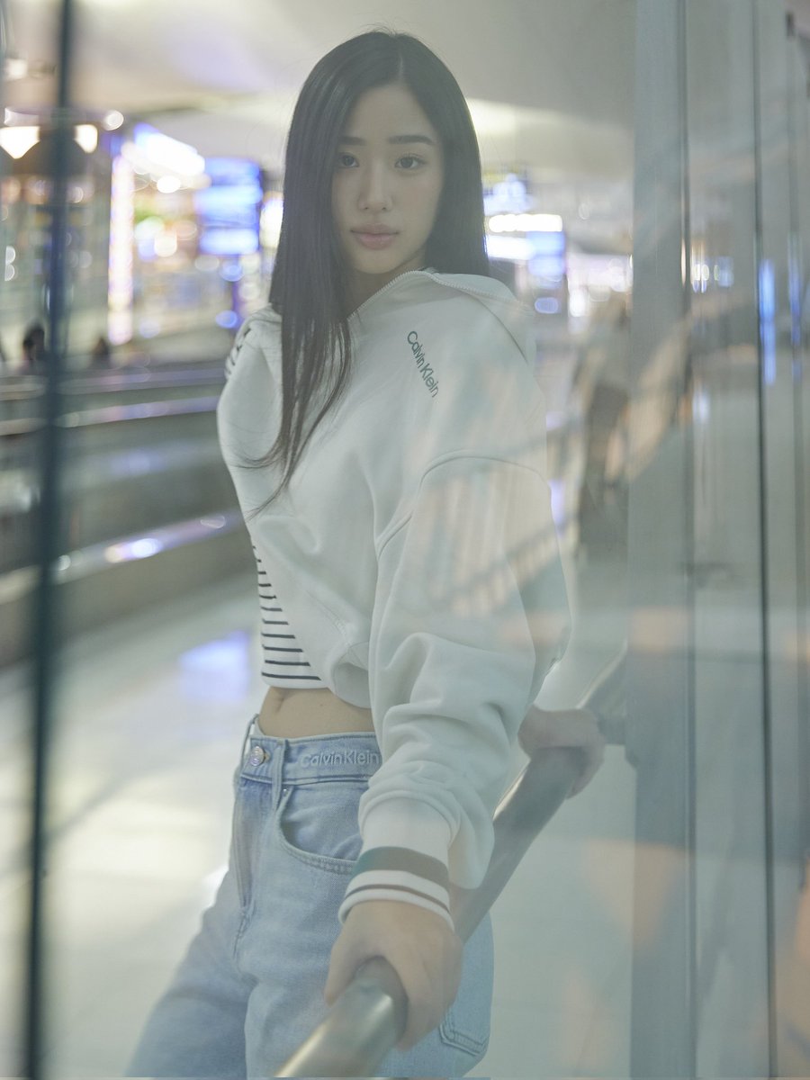 EverydaynewsTH's tweet image. พร้อมบิน ส่องแอร์พอร์ตลุคของ "ตู ต้นตะวัน" ออกเดินทางสู่มาเลเซีย เพื่อร่วมงาน Calvin Klein Store Opening ที่จะจัดขึ้นในวันที่ 30 เมษายนนี้✈️✨️

#CalvinKleinxTU
#tontawan
#CalvinKlein