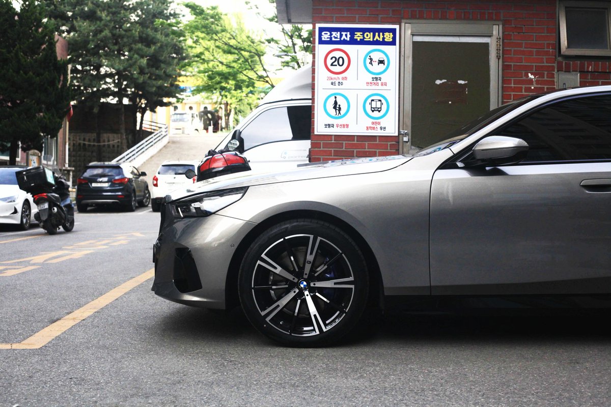 LAM6ZA9's tweet photo. 지인분 bmw 출고

Bmw 530i xdrive

#bmw #530i #xdrive #msport https://t.co/QLac2kskhf