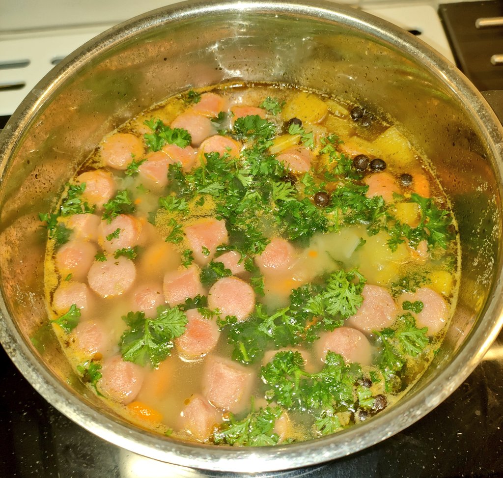 IamHula's tweet image. Tänään taitaa olla nakkikeittopäivä. Sinne meni nakit, jotka olin varannut vappua varten. Suunnitelmiin tulee siis muutos. #lunch 😄
.