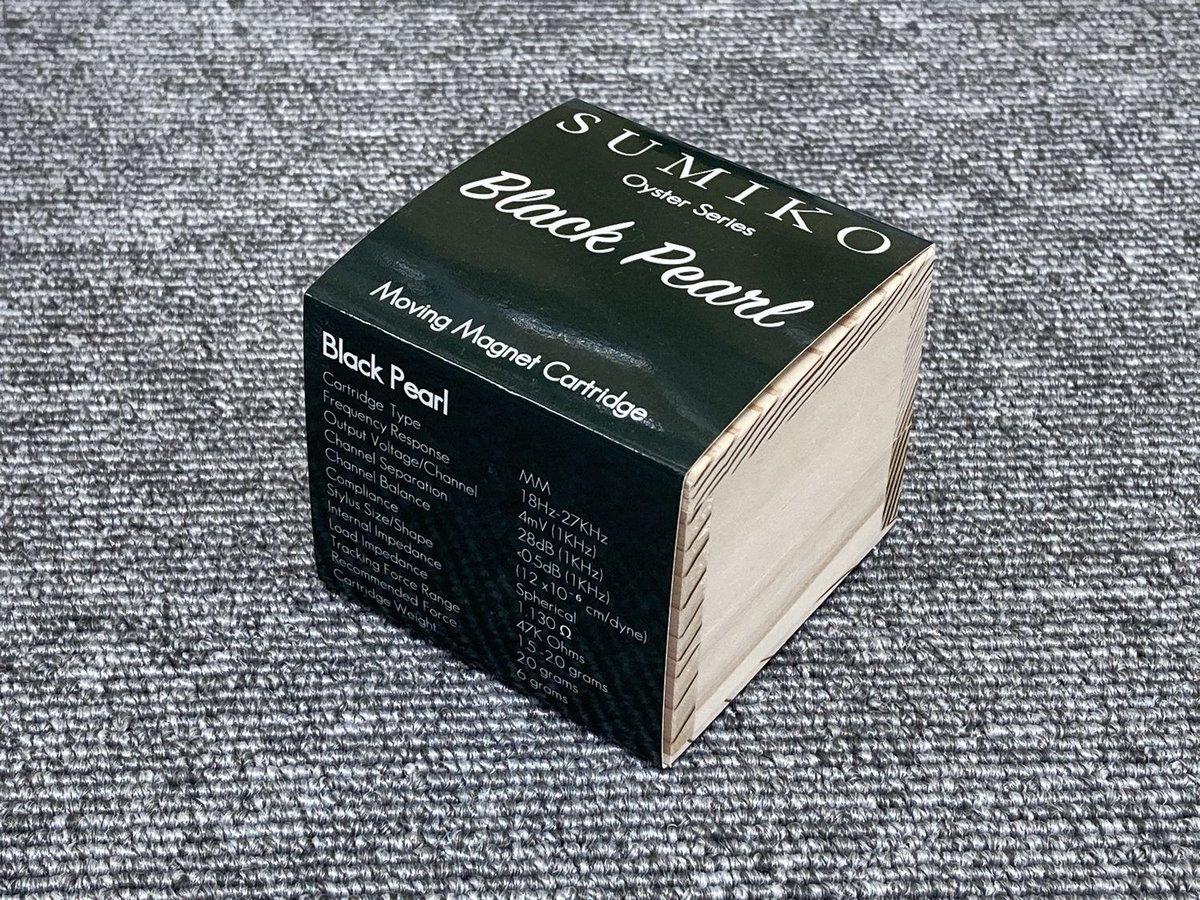 pacificaudio_PA's tweet image. 【SUMIKO Black Pearl】
エントリークラスのロングセラーMMです😀

接合丸針、重心が低く、パワフルな音色が特徴👆
まさに最もMMらしいカートリッジの1つです👍

オーディオユニオン各店でお買い求めいただけます
audiounion.jp/ct/detail/new/…

#DISKUNION #AUDIOUNION #オーディオ