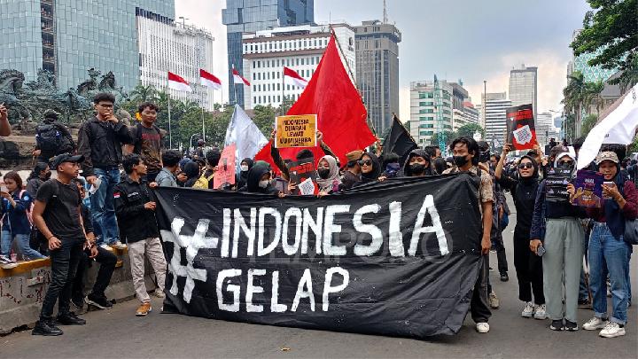 Perhatikan: Prabowo tidak menyebut nama siapapun.

"Pihak-pihak yang menimbulkan kegaduhan" sengaja dibiarkan abstrak.  

Ini teknik klasik yang disebut scapegoating through ambiguity. 

Musuh yang kabur lebih berguna dari musuh yang konkret.  

Efeknya: siapapun yang kritis bisa