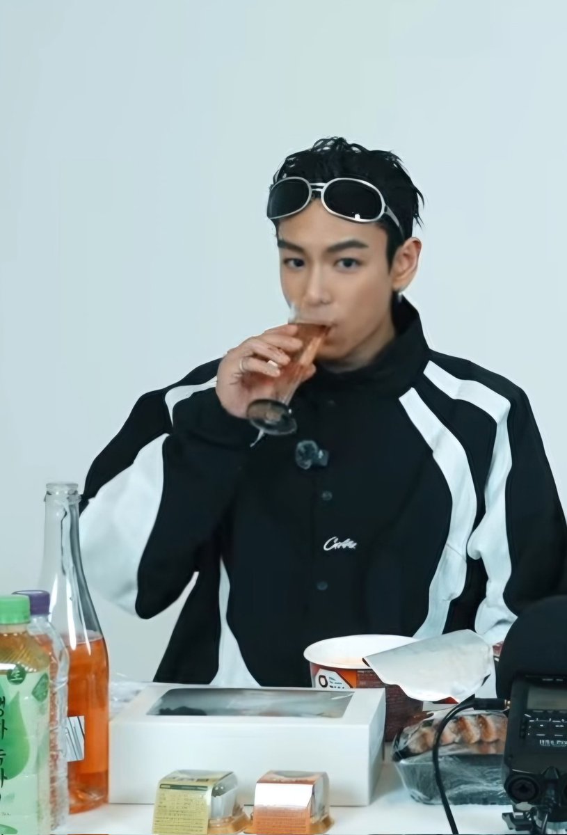 інфлюєнсер якого ми заслужили 😍
(мій перший біас доречі) я завжди підозрювала, що підбухувать він більше любив ніж накурюватись