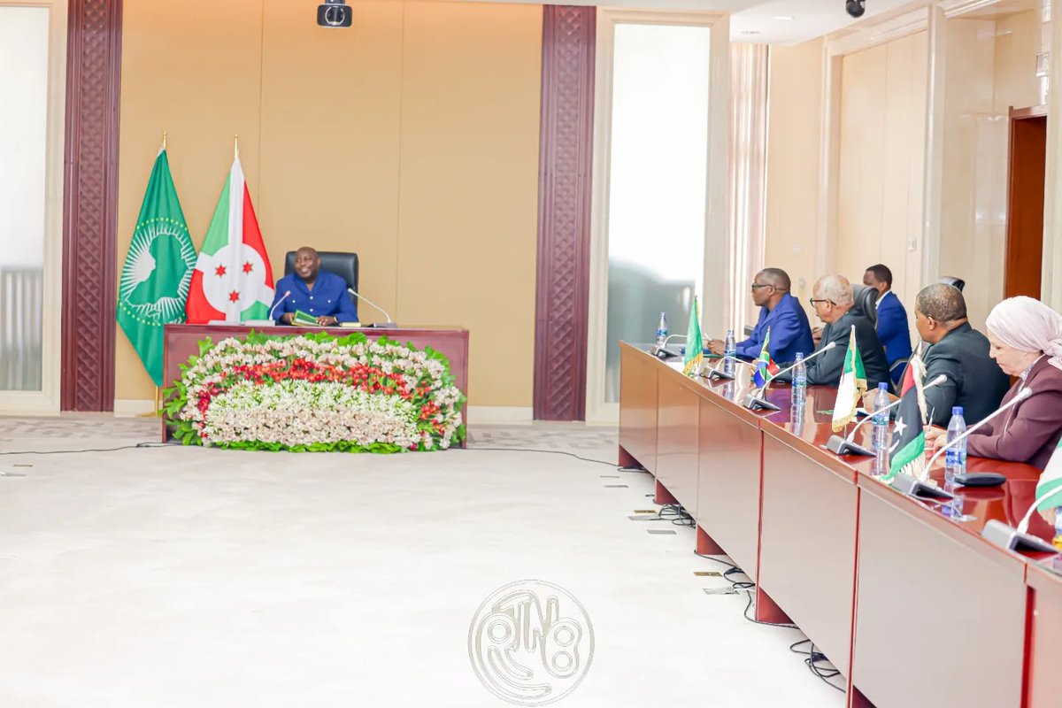 CeeacBurundi's tweet photo. 28 avril 2026 : Marcelino NKO ROKU , Représentant @CEEACBurundi), aux côtés du groupe des ambassadeurs africains , ont échangé avec le Chef d'Etat et Président  en exercice de l’UA @GeneralNeva. 
Au menu : relations bilatérales, défis et développement du continent. @CEEAC_ECCAS https://t.co/DWBrqZyYJf