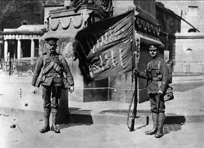 irelandbattles's tweet image. Irishmen fought on both sides of the Easter Rising. They made up 35% (41 / 117) of the British military deaths incurred during the Rising and 29% of the wounded (106/ 357). Below are officers from the Royal Irish Regiment with the captured Irish Republic flag.  
#Ireland #History
