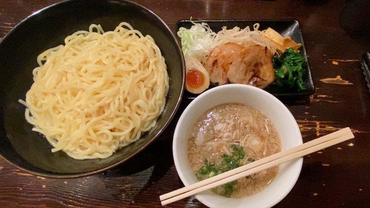 めちゃくちゃ腹減ってたから、帰りに2年ぶりくらいに近所のつけ麺屋へ！
大盛りくらいがちょうどおいしく食べ終わるってわかってるけど、倍盛りまで無料だから頼んじゃうんだよね、倍盛りを…
歳を重ねてきたから、食べきれないかも… と不安になりましたが、食べ切ることはできました😇