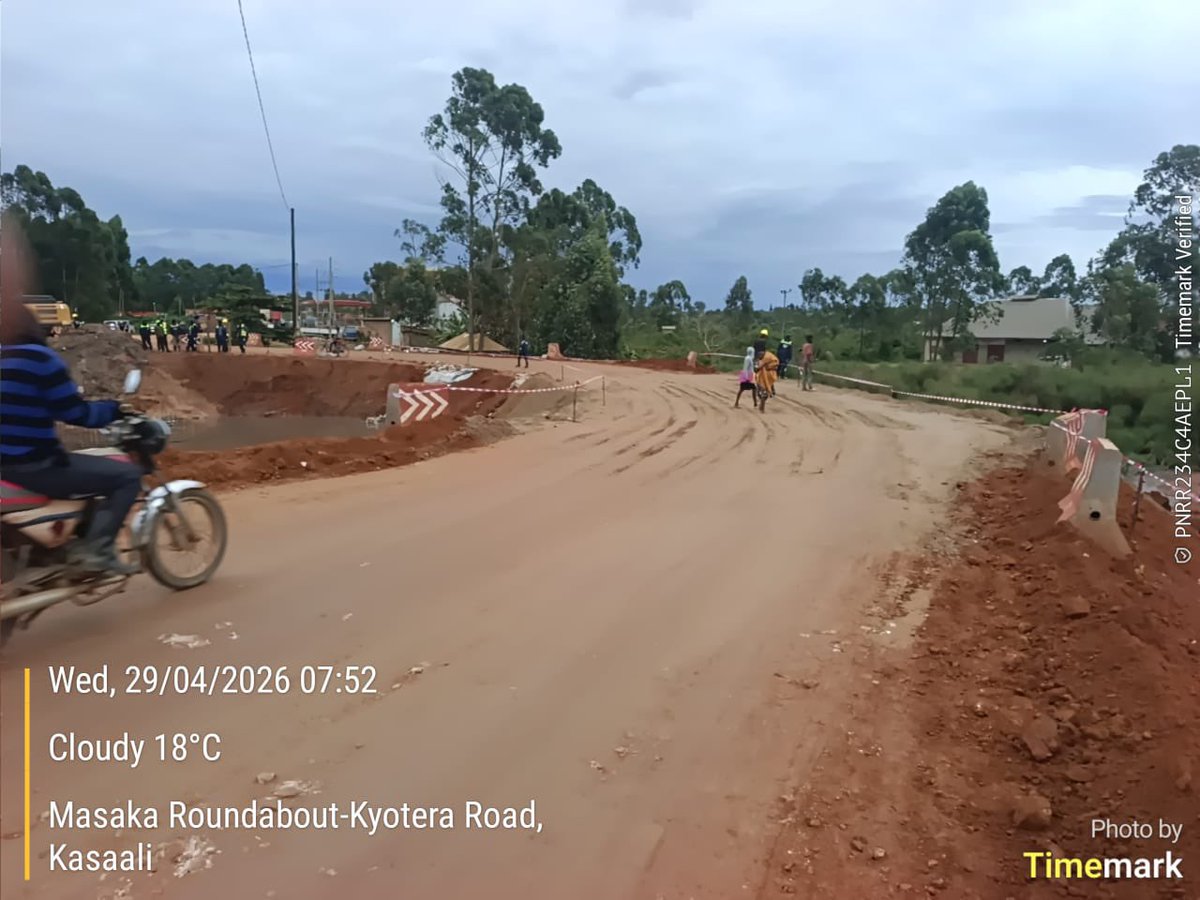 GideonSsekidde's tweet image. Diversion on the Masaka–Kyotera road restored traffic now flowing normally. 

Thanks to the teams for the swift response. Drive safely and plan your journeys accordingly.
#GoldenPosts 
#TrafficUpdate @GovUganda @GenWamala @MoWT_Uganda @GCICUganda