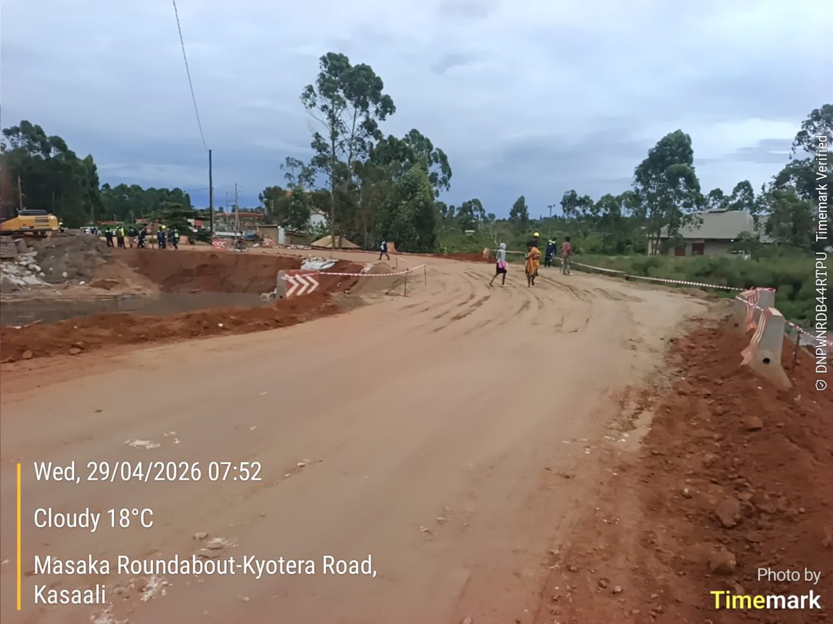 GideonSsekidde's tweet image. Diversion on the Masaka–Kyotera road restored traffic now flowing normally. 

Thanks to the teams for the swift response. Drive safely and plan your journeys accordingly.
#GoldenPosts 
#TrafficUpdate @GovUganda @GenWamala @MoWT_Uganda @GCICUganda