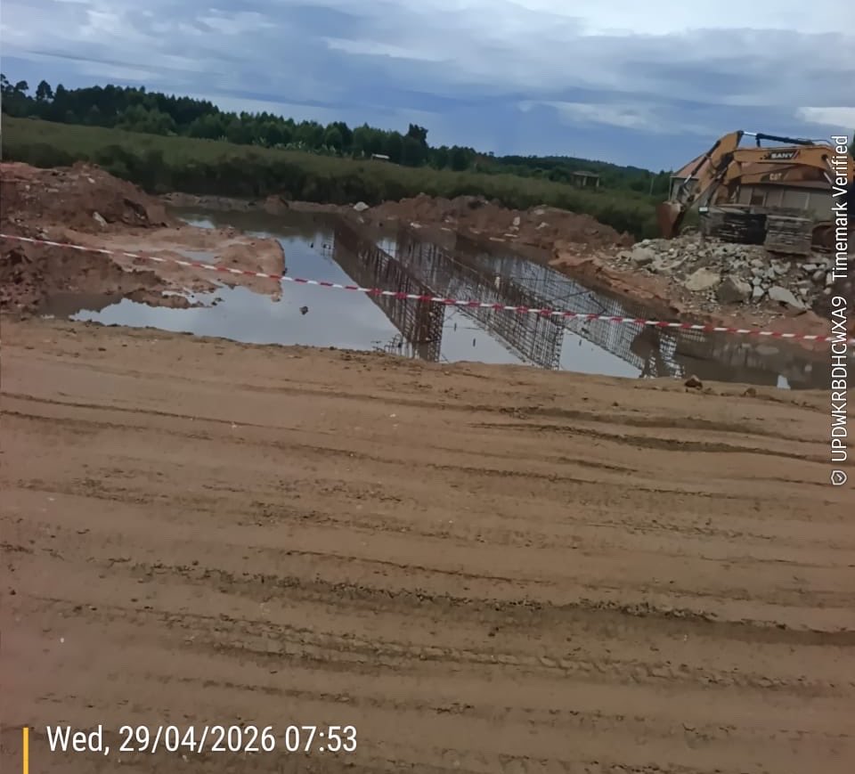 GideonSsekidde's tweet image. Diversion on the Masaka–Kyotera road restored traffic now flowing normally. 

Thanks to the teams for the swift response. Drive safely and plan your journeys accordingly.
#GoldenPosts 
#TrafficUpdate @GovUganda @GenWamala @MoWT_Uganda @GCICUganda