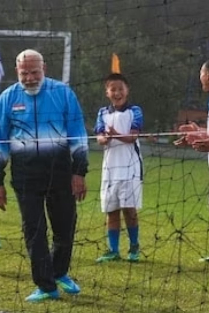 DeepalTrevedie's tweet image. Amazinng isnt it, our PM with bright studded trishul, damru and bright clothes. Yesterday it was a chic football gear. If there is a rating that cannot be purchased by some rich country or any eccentric prime Minister, our PM @narendramodi is sure to get the first prize in