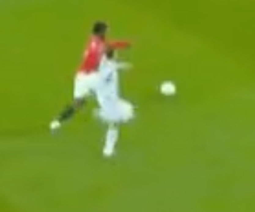 NDXSH_'s tweet photo. Kobbie Mainoo: ‘Marker Manipulation’. 

-Starting position in the blindside simplifies his decision making.
-Uses Bruno’s pass to turn away from pressure w/back-foot -> into vacated space.  
-Scanning quality > quantity. 
-“Stiff arm”. 

Allows him to maximise this situation. https://t.co/0JSv9HEzhy