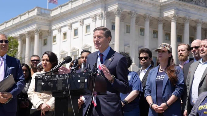 سناتور امریکایی خواستار تصویب قانون اقامت پناهجویان افغان شد.