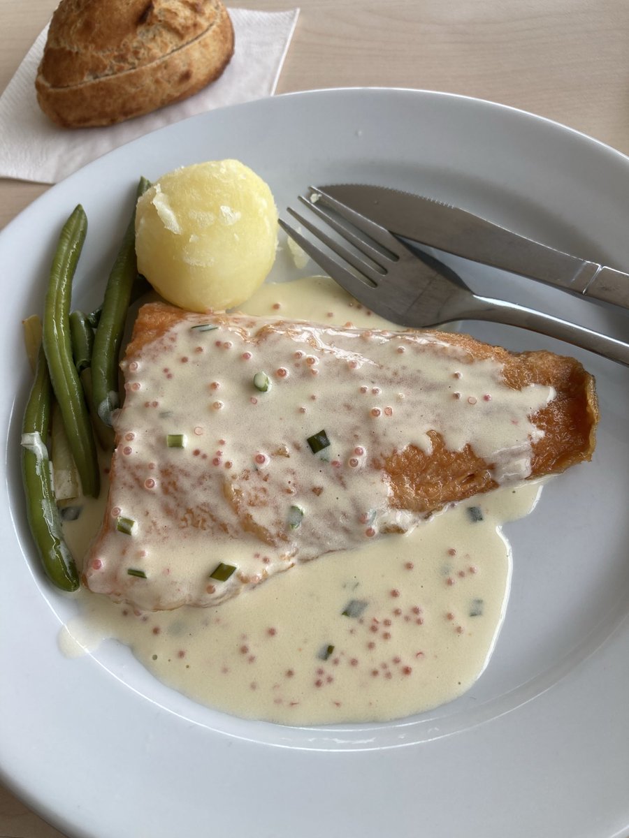 今日のランチ、みんな大好きrödingイワナのバター焼き。おいしい！このソース、バターとサワークリームと生クリームを同量ずつ混ぜて魚卵も混ぜたやつ。カロリーが凄い。