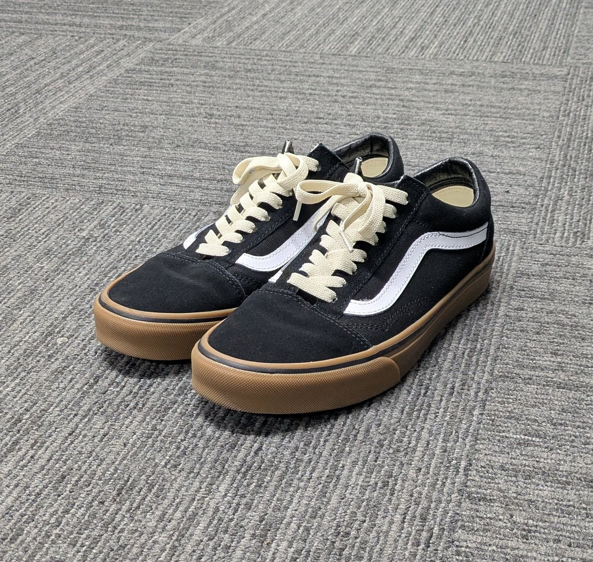 Gray_AXIO's tweet image. 仕事靴をチェンジ
セリアの伸びる靴紐で締めつつも脱ぎ履きは楽な仕様👏
※白ステッチ白底はカジュアルすぎるからこっち

#アメカジ
#Vans
#ローテク