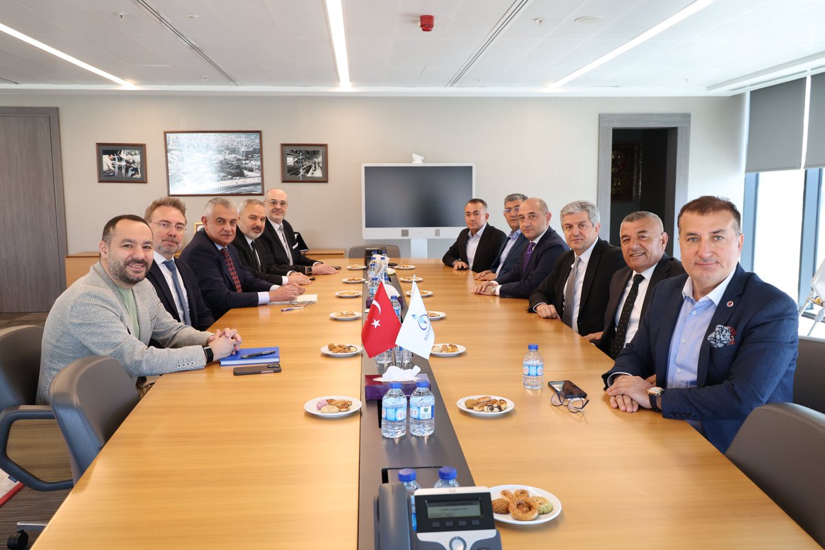 ATOkurumsal's tweet photo. Ankara Ticaret Odası’nın 35 No’lu İkamet Amaçlı İnşaat Müteahhitliği Meslek Komitesi Meclis Üyesi de olan Yönetim Kurulu Üyesi Halil İlik ile 35 No’lu İkamet Amaçlı İnşaat Müteahhitliği Meslek Komitesi Başkanı Erdal İpek ve Komite Üyelerinden oluşan ATO heyeti, Başkent Doğalgaz Dağıtım A.Ş. Genel Müdürü Asım Yüksel’i ziyaret etti.

Sektöre dair sorun ve çözüm önerilerinin aktarıldığı ziyarette, ATO'nun 35 No’lu İkamet Amaçlı İnşaat Müteahhitliği Meslek Komitesi Meclis Üyesi Mücahit Şentürk, Komite üyeleri Abdülkadir Akboz, İdris Çelik ve Rais Çakan da yer aldı.

@ilik_halil @Mcahitentrk @eipek06