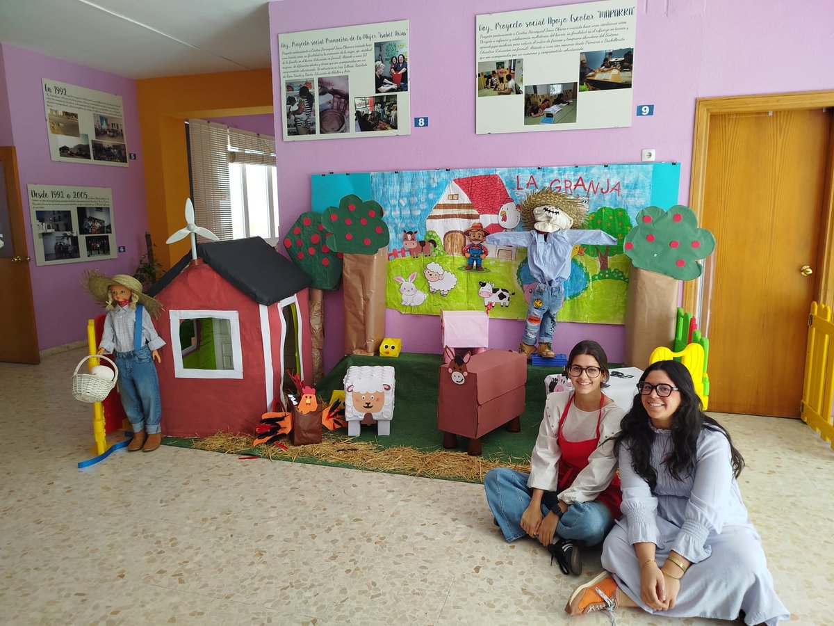 albaydar's tweet photo. Belén García, Ana Vázquez y Marina Gallardo (Integración Social) realizan su FP Dual en el Colegio La Providencia, donde han creado una granja.

Aprender haciendo.

#fpdual #integraciónsocial #yosoydealbaydar 🌱 https://t.co/Q0teU3S6TU