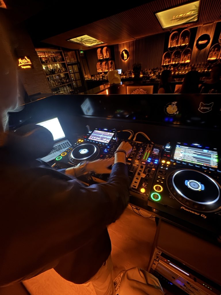 pabloolopeez9's tweet image. “Haciendo lo que me gusta donde siempre quise estar” 🦒❤️🏠

#lifestyle #dj #discoteca #mania #mlia #hellin #albacete #murcia
