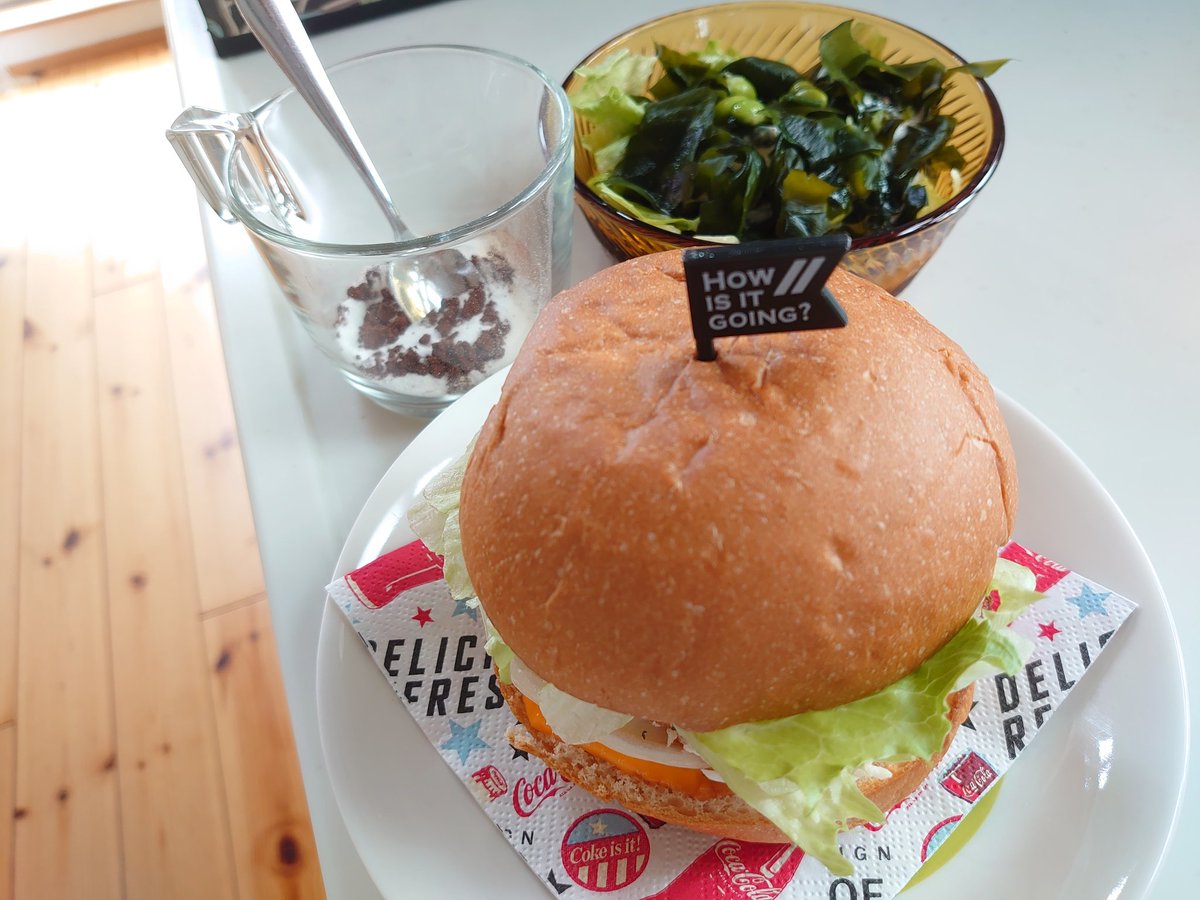 uehi518770's tweet image. 中３息子のお昼ごはん。
部活頑張ってきた息子に
まずはSOYPROTEIN
→サラダ
→ビーフシチューコロッケバーガー🍔
足りるかドキドキしたけど
たんぱく質＆食物繊維
しっかり摂ったので満足したみたい💕
#お昼ごはん
#LaunchTime