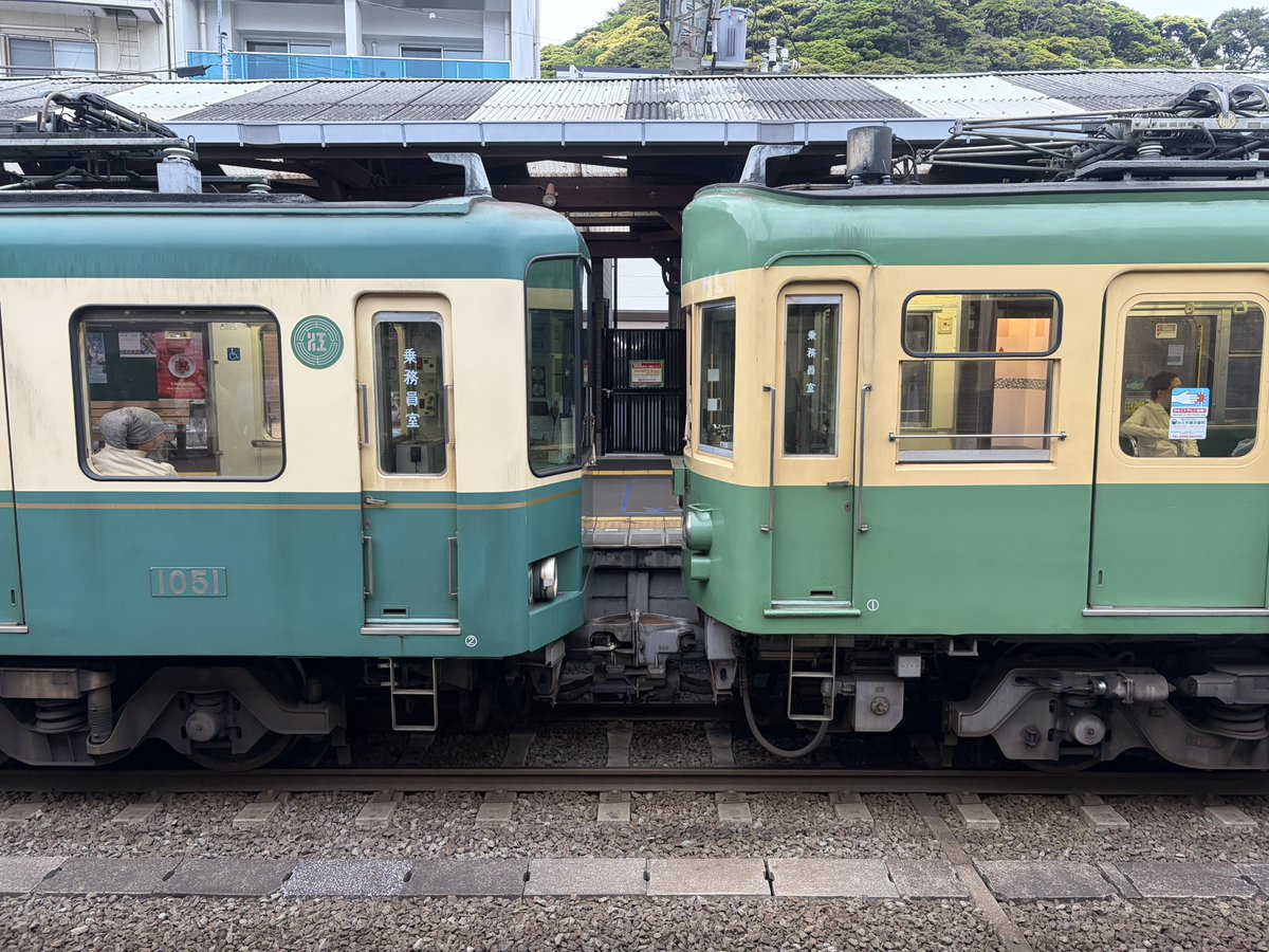 今後、江ノ電で右の車両が逝きそうなのに左側の車両が先に逝ってしまうの、一般人目線からしたら何かのバグだと思われかねない…。