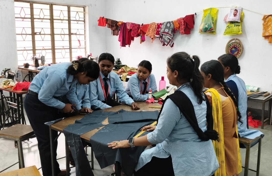 KtgitiS's tweet image. Sewing Technology Practical Class in Action!
Hands-on training at Khatra Government ITI shaping skilled professionals for the future.
#khatraiti #SkillDevelopment #sewingtechnology #swadhinews #everyonehighlights #everyonefollowers #skillind