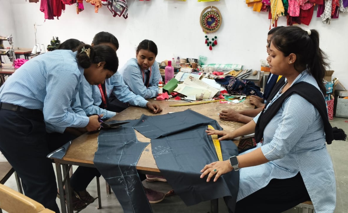 KtgitiS's tweet image. Sewing Technology Practical Class in Action!
Hands-on training at Khatra Government ITI shaping skilled professionals for the future.
#khatraiti #SkillDevelopment #sewingtechnology #swadhinews #everyonehighlights #everyonefollowers #skillind