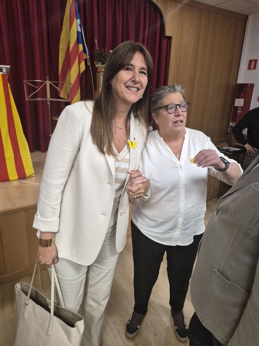 LauraBorras's tweet photo. Homenatge a l’estimada Montserrat Úbeda de l’@onallibresgracia, a l’any de la seva mort, a la sala d’actes de la Vedruna de Gràcia plena de gom a gom de la família (emociona sempre retrobar el seu pare, Jordi Úbeda, i la seva germana), els amics i els clients, que -com ha dit la @mariarosapons - també eren amics. 
Llibretera, activista, gestora cultural i patriota, ha deixat una empremta inoblidable en tots els que la vam conèixer i estimar.
Et tenim present, Montse! ❤️‍🩹