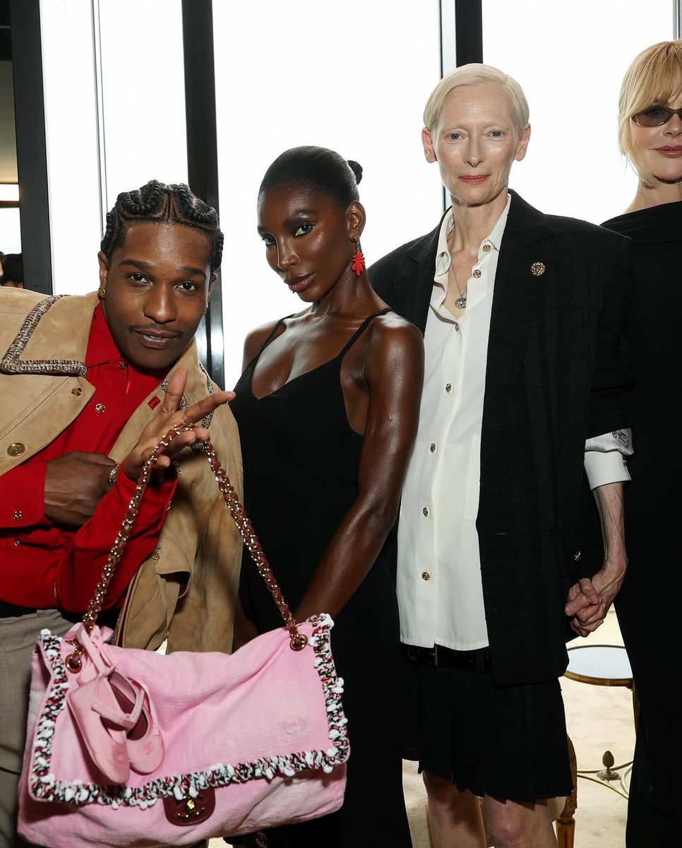 simonsaysdrip's tweet image. A$AP Rocky pulled up to the Chanel Cruise show with a personal twist — styling his bag with daughter Rocki’s baby ballet flats
flyest girl dad energy 🖤
#ASAPRocky #Chanel