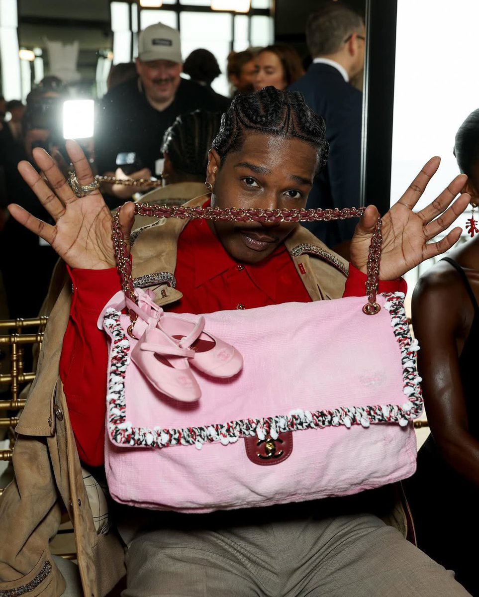 simonsaysdrip's tweet image. A$AP Rocky pulled up to the Chanel Cruise show with a personal twist — styling his bag with daughter Rocki’s baby ballet flats
flyest girl dad energy 🖤
#ASAPRocky #Chanel