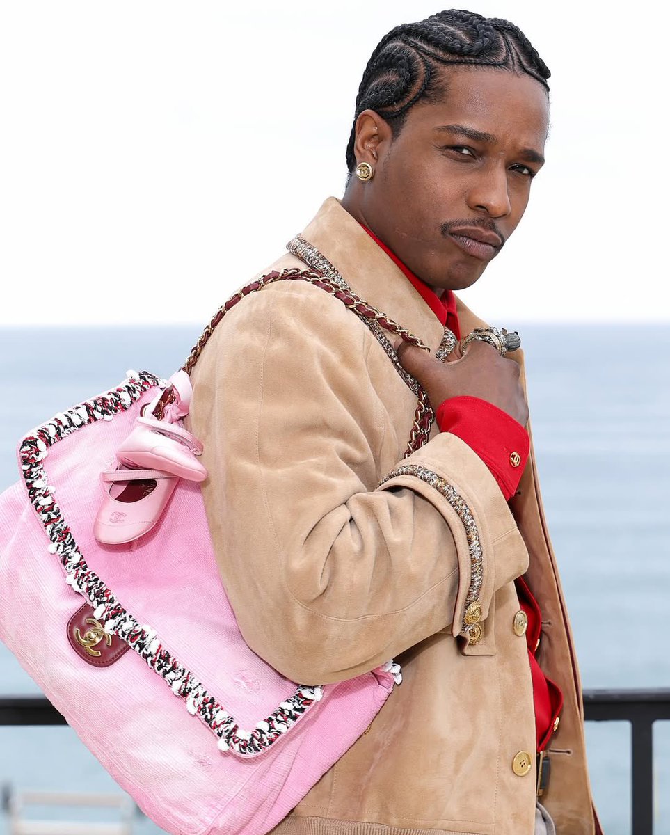 simonsaysdrip's tweet image. A$AP Rocky pulled up to the Chanel Cruise show with a personal twist — styling his bag with daughter Rocki’s baby ballet flats
flyest girl dad energy 🖤
#ASAPRocky #Chanel