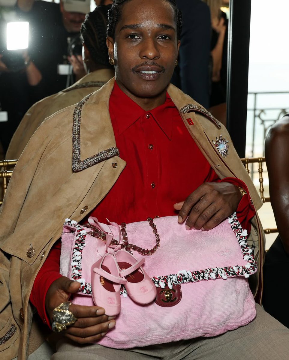 simonsaysdrip's tweet image. A$AP Rocky pulled up to the Chanel Cruise show with a personal twist — styling his bag with daughter Rocki’s baby ballet flats
flyest girl dad energy 🖤
#ASAPRocky #Chanel