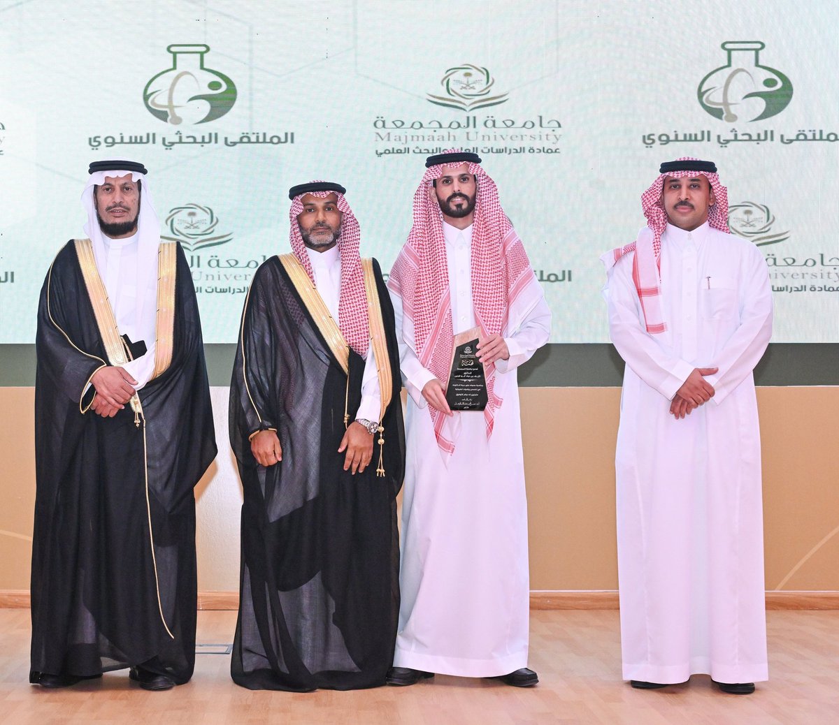 AlhelfT's tweet photo. تكرم الدكتور: نايف بن عباد أبوقرنين في الملتقى البحثي السنوي لأعضاء هيئة التدريس الحاصلين على الدرجات العلمية.
https://t.co/MPw39cc5wp https://t.co/uLocoxScGr