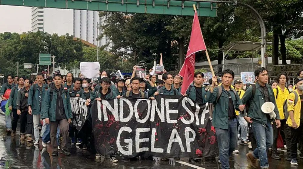 zalkad's tweet photo. Pada akhirnya, Narasinya bukan soal Indonesia terang atau gelap.

Ini soal psikologi pemimpin yang belum selesai berdamai dengan legitimasinya sendiri.

kelima layer tadi bekerja bersamaan secara paralel, bukan salah satu, tapi semuanya sekaligus.

Kalau kamu setuju kritik adalah tanda demokrasi hidup, RT thread ini.

Dan kalau ada yang mau didiskusikan, reply di bawah saya baca semua.