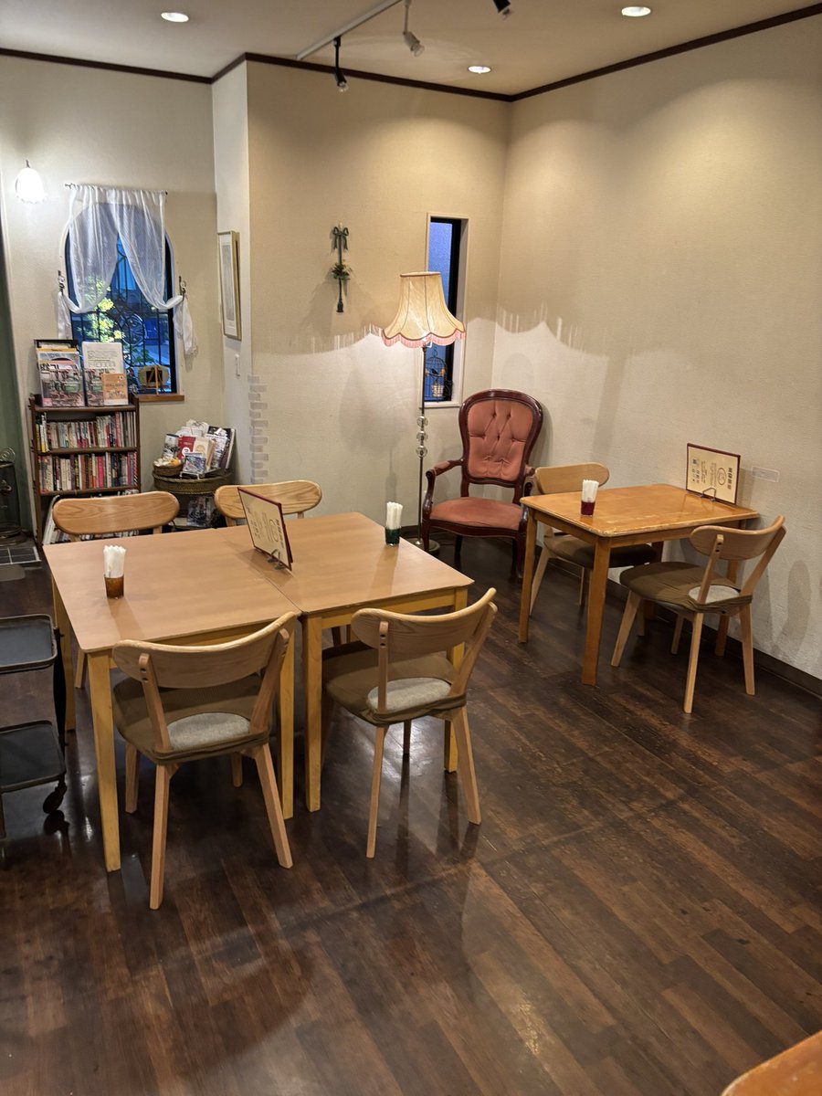 ごきげんよう。今日は夜だけ営業で21時までです。予定より少し早めにオープンしました。
休日の夜に待たずに入れる末広町の穴場です。お茶だけでもいいですし、お食事もできます。実はお酒もありますよ。