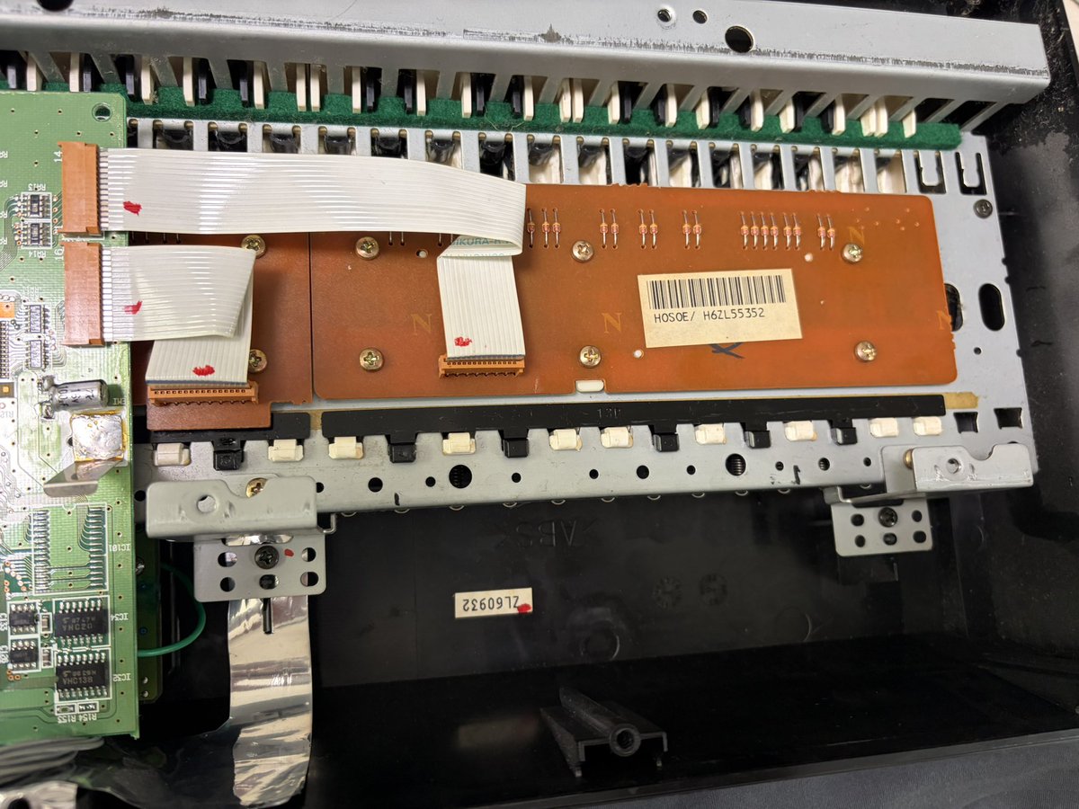 SK-88PROは組み上げて動作確認したら修理完了かな〜
鍵盤は接着して、タクトスイッチ交換、DCジャック交換。コンデンサは予防交換。