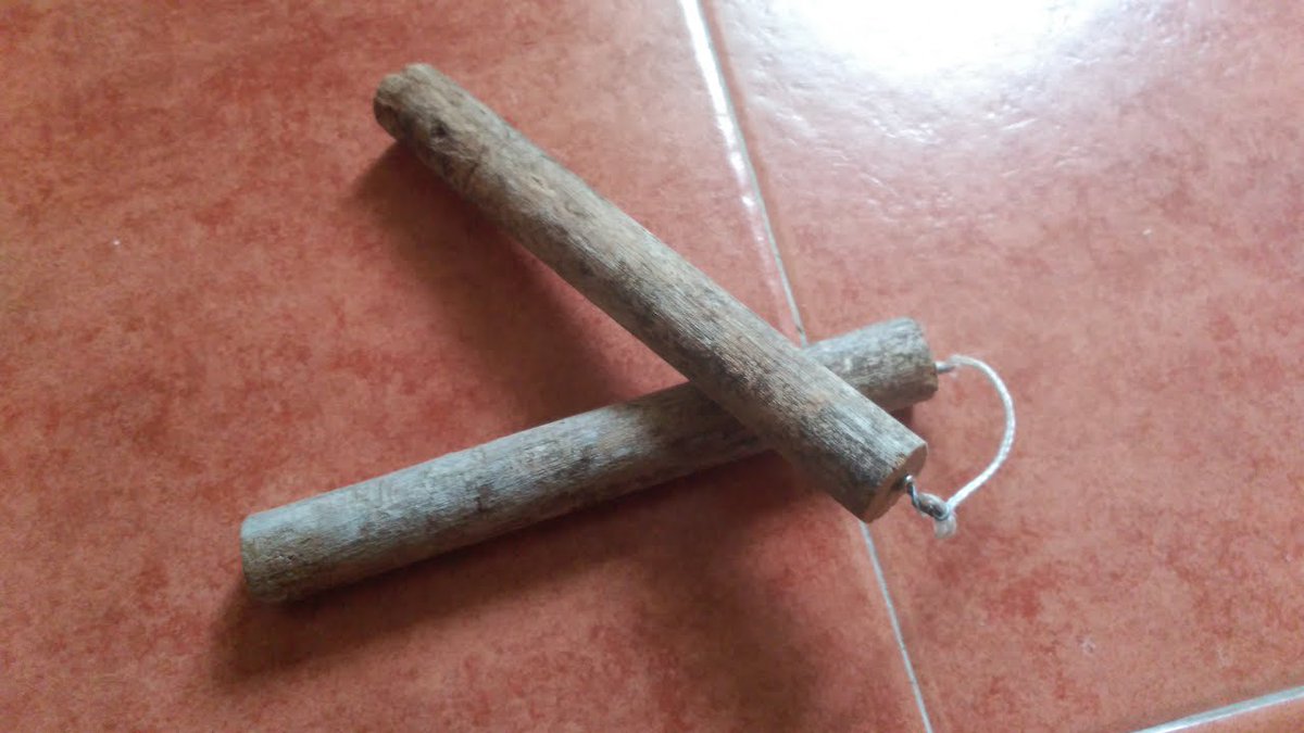 Yo sólo quiero ser amigo de gente que tuvo unos como estos. Caseros y mojoneros. Aunque se su nombre es nunchaco, para mí siempre fueron luchacos, porque mi barrio era bilingüe. Gloria eterna a Bruce Lee repartiendo en Kárate a muerte en Bangkok.