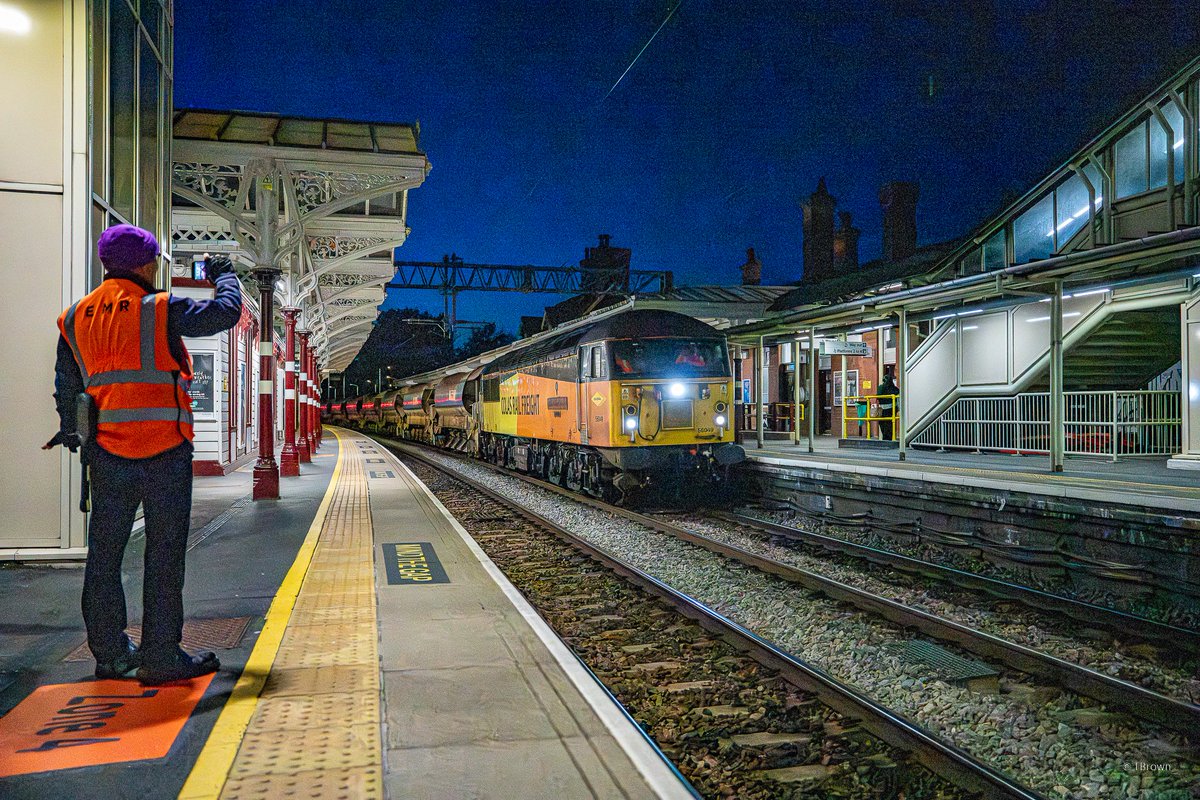 thesatnav89's tweet image. 2 shots from last night's grid visit giving  the camera a bit of work out and a bit of lightroom magic here's the result @ColasRailUK  class 56 56049 and 56051 on the rear of 6c54 toton North yard to Hendon rolls through Kettering heading south #Grid #Mml #engineering