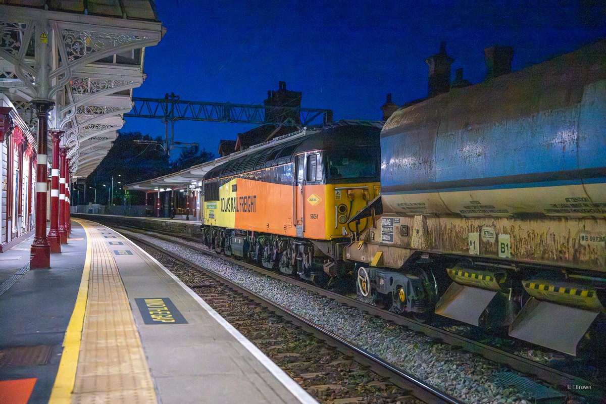 thesatnav89's tweet image. 2 shots from last night's grid visit giving  the camera a bit of work out and a bit of lightroom magic here's the result @ColasRailUK  class 56 56049 and 56051 on the rear of 6c54 toton North yard to Hendon rolls through Kettering heading south #Grid #Mml #engineering
