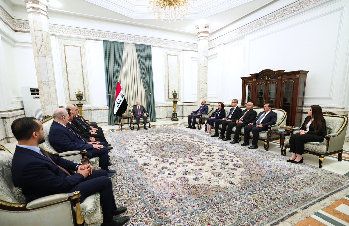 IraqiPresidency's tweet photo. رئيس الجمهورية @nizarAmede يستقبل وفد ديوان أوقاف الديانات المسيحية والإيزيدية والصابئة المندائية برئاسة رئيس الديوان الدكتور رامي جوزيف أغاخان

ترسيخ مبادئ التعايش السلمي وتعزيز روح المواطنة الجامعة.

حماية التنوع الديني والثقافي باعتبارها إحدى ركائز استقرار العراق. https://t.co/gxCFc4Mcme