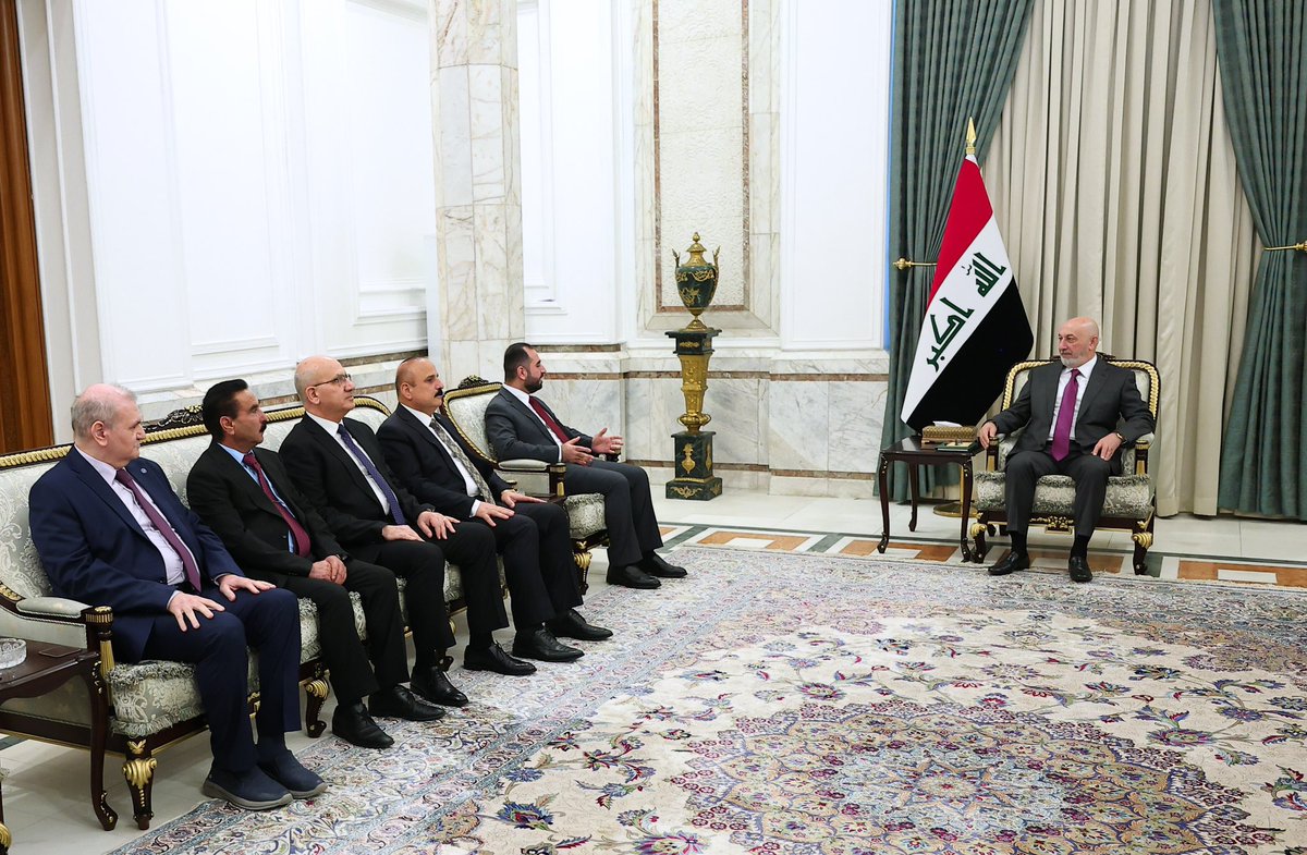 IraqiPresidency's tweet photo. رئيس الجمهورية @nizarAmede يستقبل وفد ديوان أوقاف الديانات المسيحية والإيزيدية والصابئة المندائية برئاسة رئيس الديوان الدكتور رامي جوزيف أغاخان

ترسيخ مبادئ التعايش السلمي وتعزيز روح المواطنة الجامعة.

حماية التنوع الديني والثقافي باعتبارها إحدى ركائز استقرار العراق. https://t.co/gxCFc4Mcme