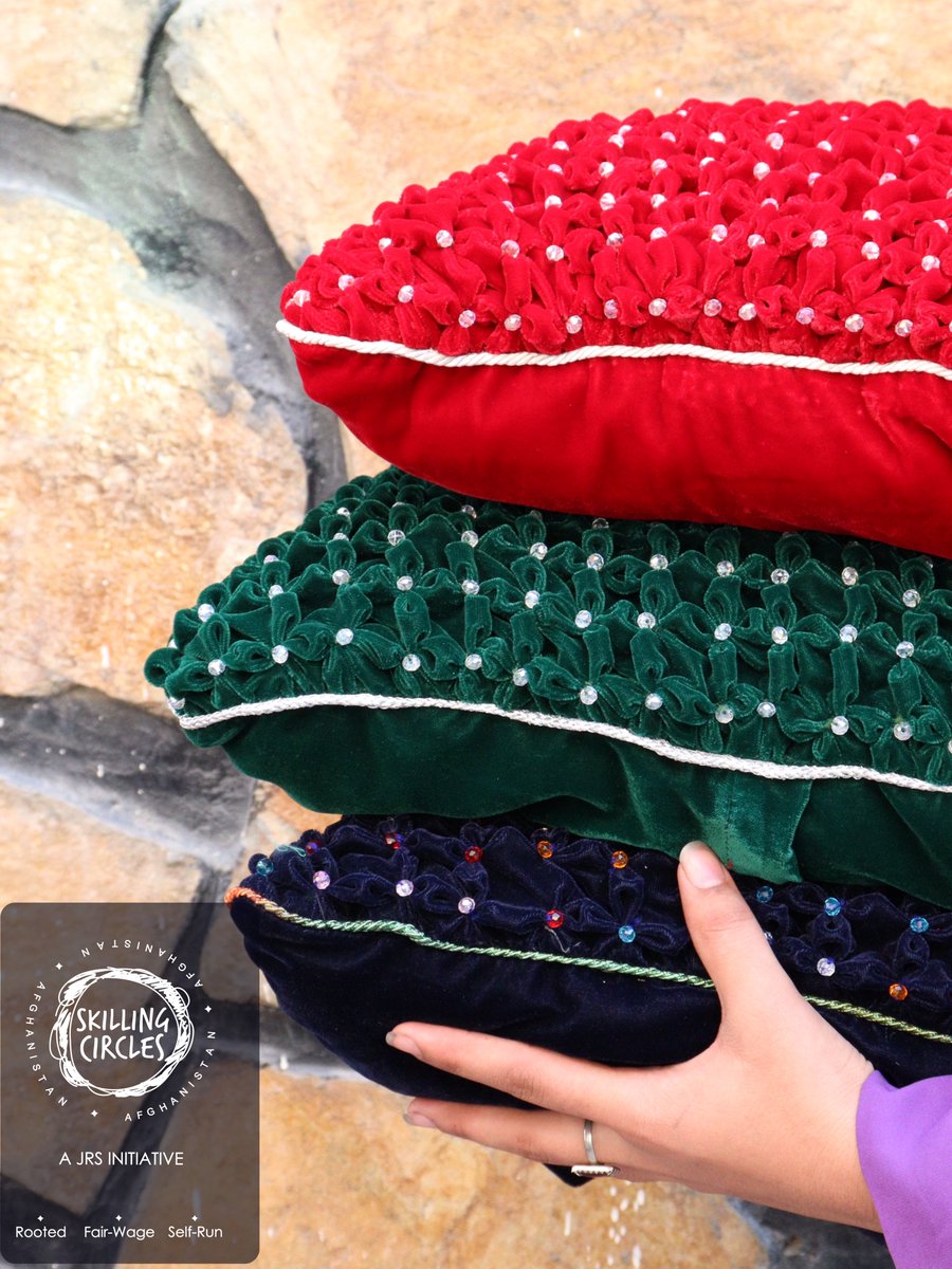 JrsAfghanistan's tweet image. Velvet elegance, handcrafted with Afghan heart.♥️ 

#SkillingcircleaJRSinitiative
#craft #handmade #afghanheritagecraft #tradition #homedecor #women #beauty #art #culture #cushion #Afghanistan